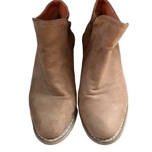 EUC by Cisco Kids tan Boots By Seven. Low-cut bootie that zips on the side.